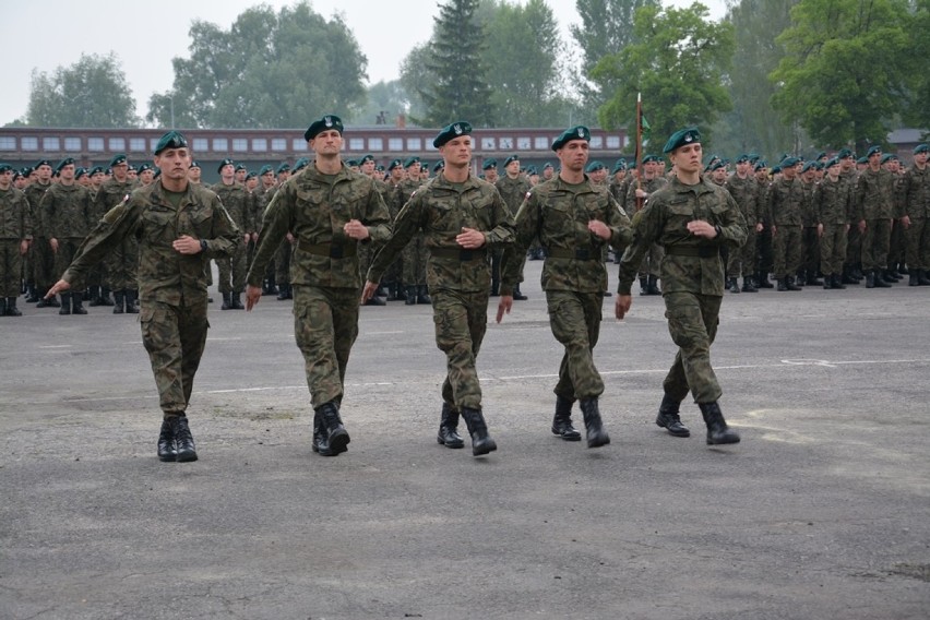 Żołnierzom służby przygotowawczej w 5 pułku artylerii w Sulechowie uroczyście wręczono broń [zdjęcia]