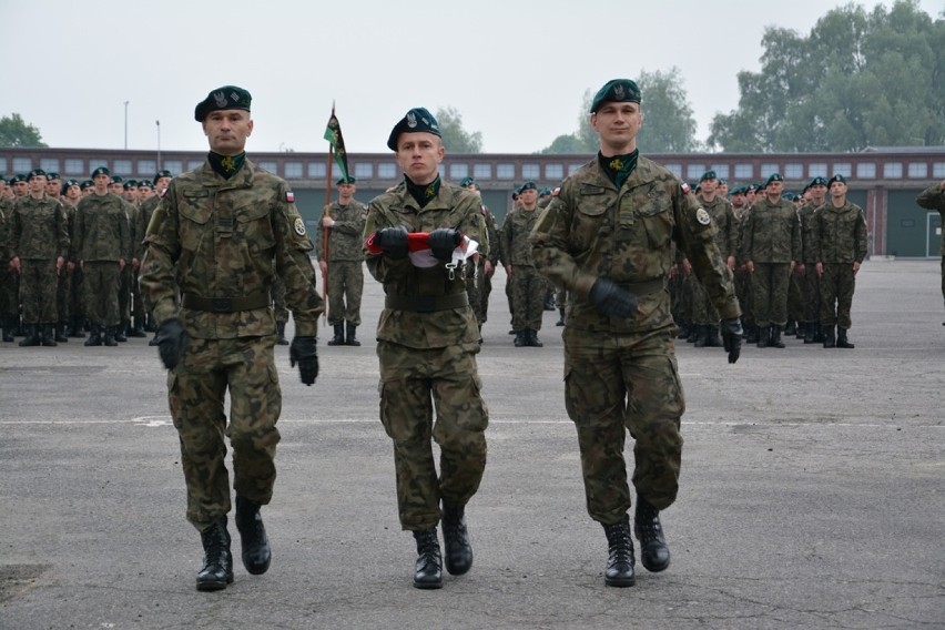 Żołnierzom służby przygotowawczej w 5 pułku artylerii w Sulechowie uroczyście wręczono broń [zdjęcia]