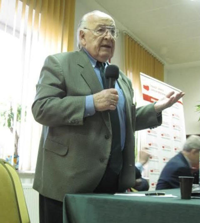 Stanisław Ciosek to polityk i dyplomata, działacz PZPR, ambasador w ZSRR i Rosji (1989–1996), były poseł