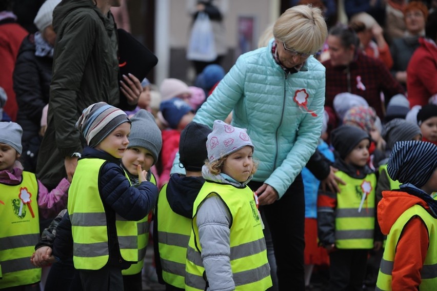 Oleśnickie przedszkolaki śpiewały hymn na Rynku