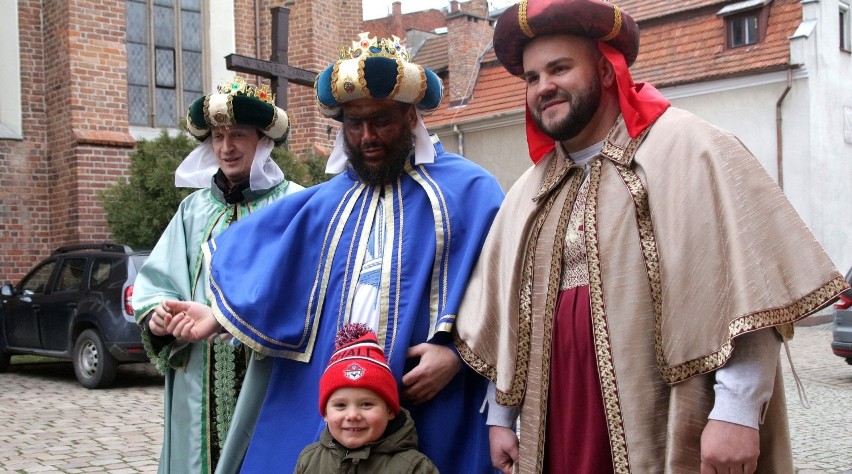 Trzej Królowie odwiedzili dziś osiem parafii w Grudziądzu,...