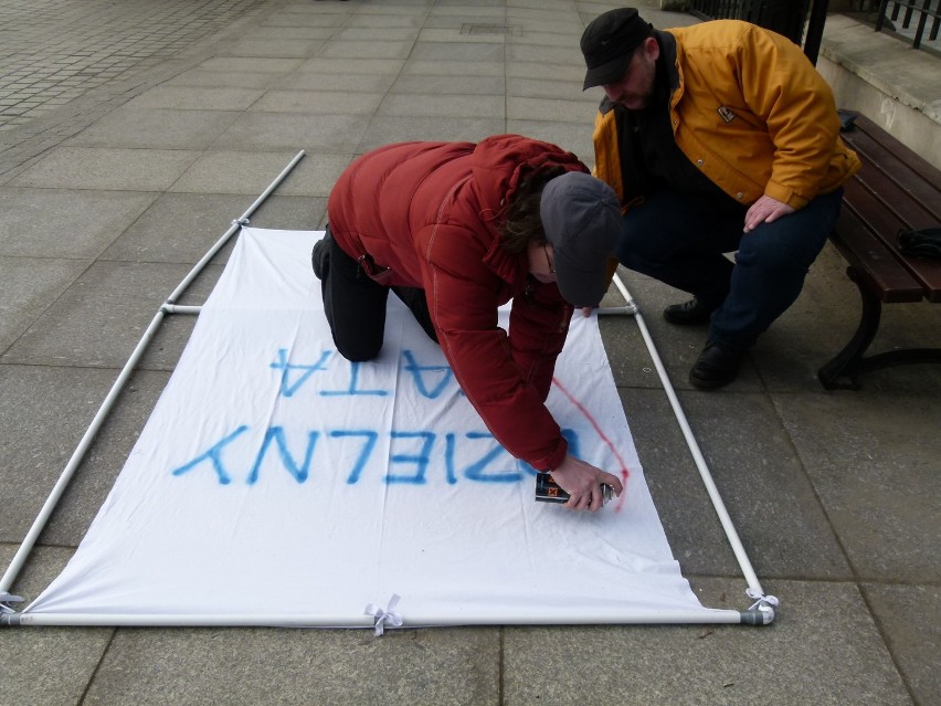 Ojciec protestuje przed sądem w Piotrkowie