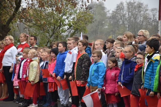 Uczniowie szkoły podstawowej wspólnie uczcili 100-lecie odzyskania niepodległości