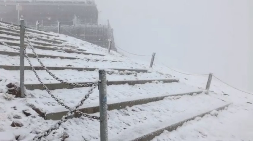 Zimno! Coraz zimniej! Na Śnieżce sypie śnieg! [WIDEO]