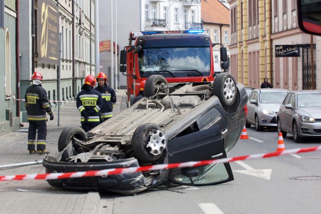 Wypadek na Nowym Świecie w Kaliszu. Auto uderzyło w ścianę kamienicy i dachowało