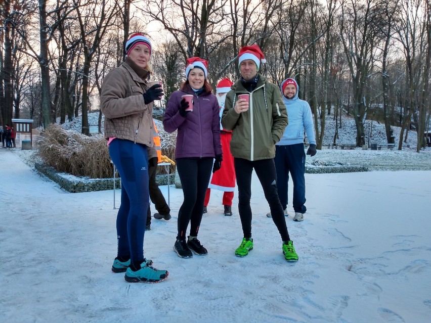 Świąteczny parkrun w Zgorzelcu. Biegacze oderwali się od stołów i pobiegli świąteczną "piątkę" [ZDJĘCIA]