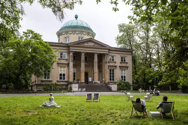 Co powiecie na Królikarnię czyli pałac i otaczające go piękne, romantyczny Znajdziemy tutaj m.in. Park Rzeźby, gdzie  prezentowane są wybrane prace z kolekcji Muzeum Narodowego. Ogrom wystaw, spektakli, spotkań, projekcji filmowych czy koncertów przyciąga nie tylko warszawiaków, ale i turystów z całej Polski. 

ul. Puławska 113a