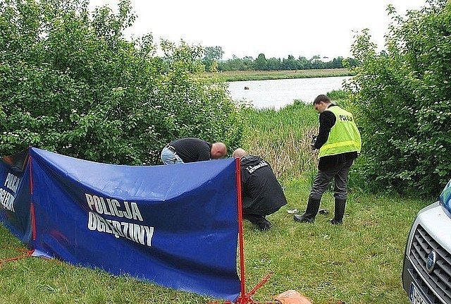 Zwłoki kobiety znaleziono przy brzegu Wisłoka [zdjęcia]