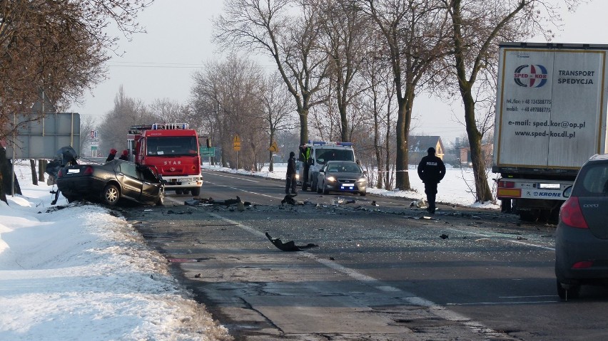 Dwie osoby zginęły w wyniku zderzenia czołowego tira marki MAN i osobowej lancii