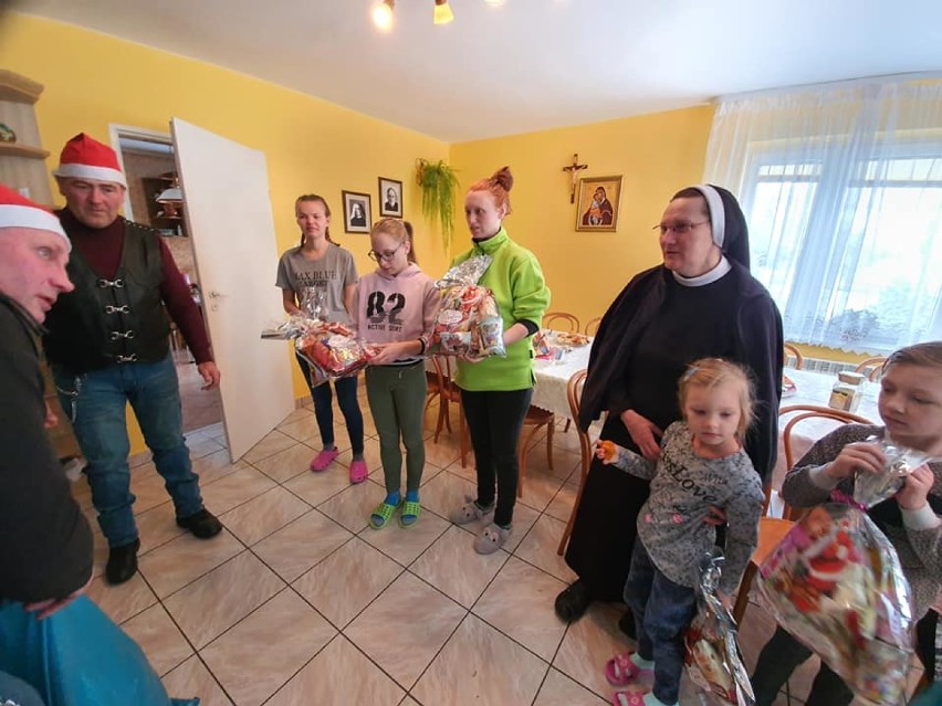 Mikołaj i jego pomocnicy w Muszynie. Odwiedzili dzieci i seniorów [ZDJĘCIA]