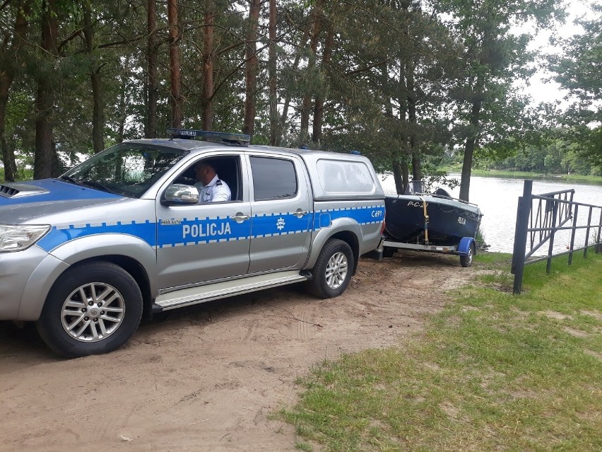 Rypińscy policjanci ruszyli nad wodę. Patrolują lokalne jeziora [zdjęcia]