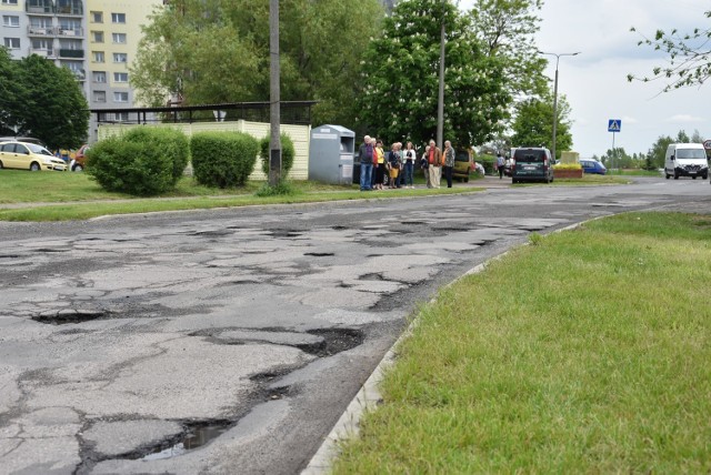 To widok ulicy Gwiezdnej przed remontem. Dziura na dziurze.