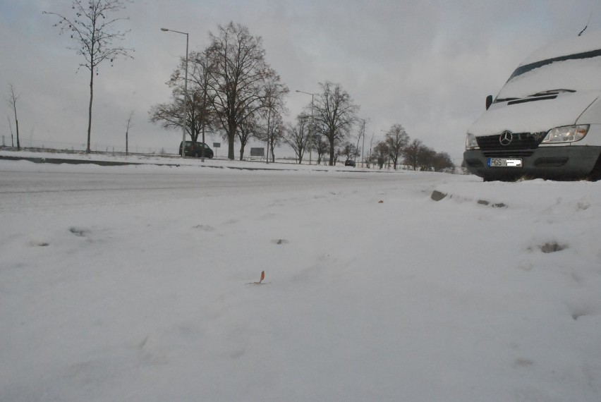 LESZNO. Zima dała się we znaki kierowcom. Mniej uczęszczane drogi oraz osiedlowe uliczki białe i śliskie [ZDJĘCIA] 