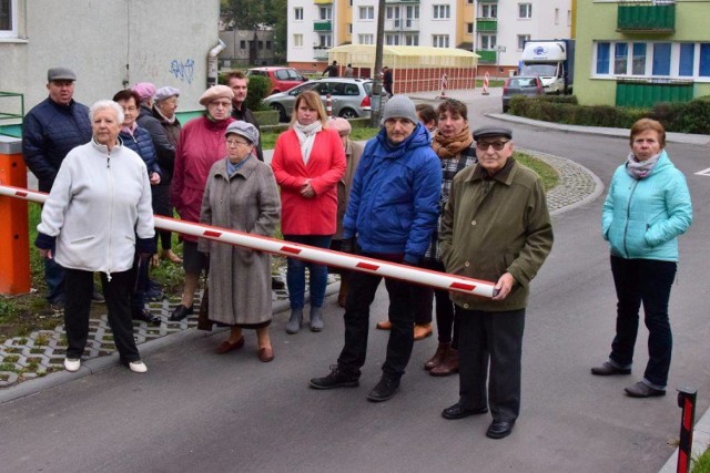 Mieszkańcy bloku przy alei Okrężnej 81 w Inowrocławiu. Z powodu szlabanu cały ruch samochodowy odbywa się teraz pod ich oknami