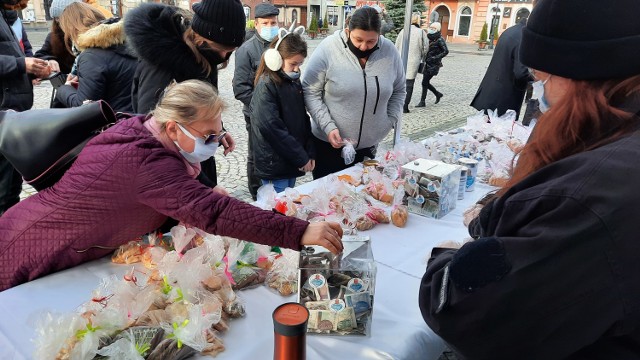 Na zdjęciu migawka z ostatniej zbiórki w Żninie przed kościołem NMP Królowej Polski.  Kolejna akcja już 13 grudnia na żnińskim rynku.