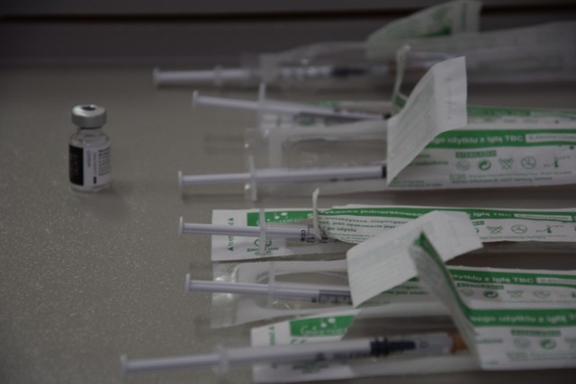 Szczepienia w powiecie szczecineckim - zaczynając od medyków - rozpoczęły się 4 stycznia