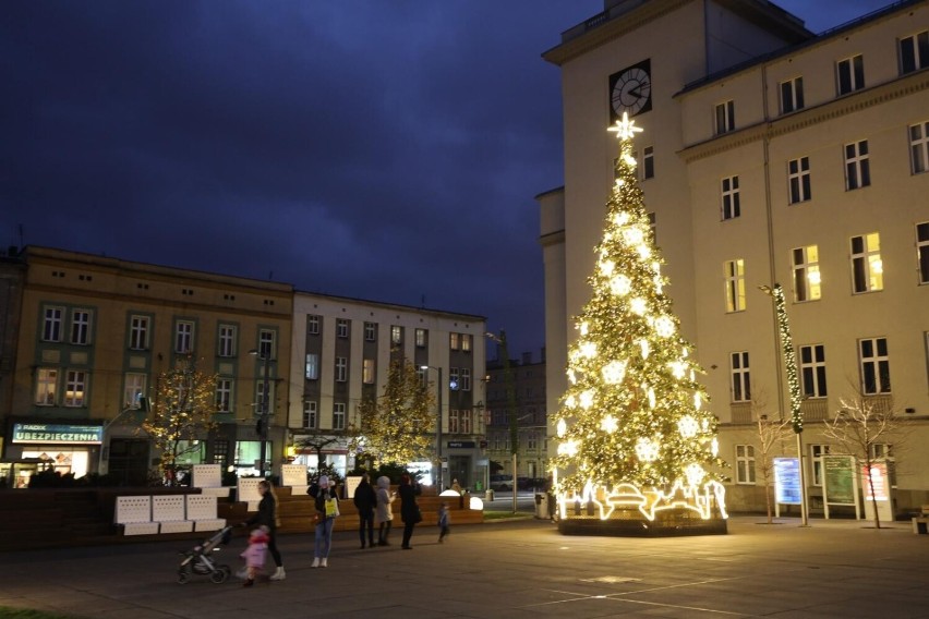 Centrum Chorzowa wygląda magicznie! Zobaczcie tylko te piękne ozdoby i choinkę