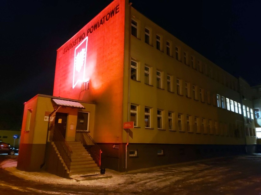 Budynek Starostwa Powiatowego w Międzychodzie oświetlony na...