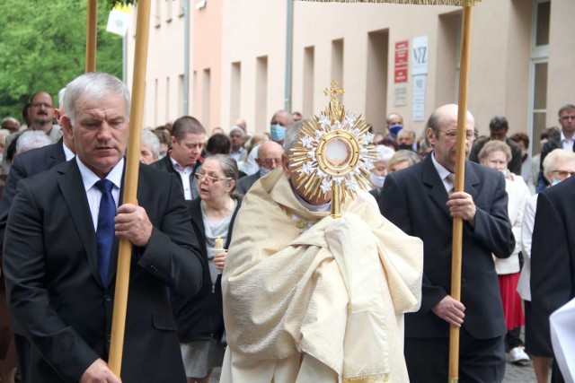 Procesja Bożego Ciała w parafii pw. Niepokalanego Serca Maryi w Międzychodzie (11.06.2020).