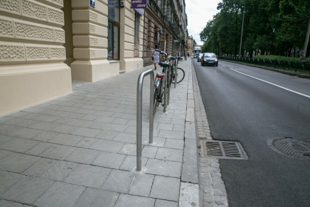 Zarząd Dróg Miasta Krakowa opublikował listę miejsc, w których przewidziano w najbliższym czasie budowę chodników (zdjęcie ilustracyjne)