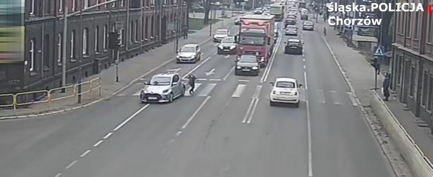 Dramatyczne chwile w Chorzowie! Kobieta wbiegła na pasy na czerwonym świetle wprost pod jadący samochód! Zobacz VIDEO 