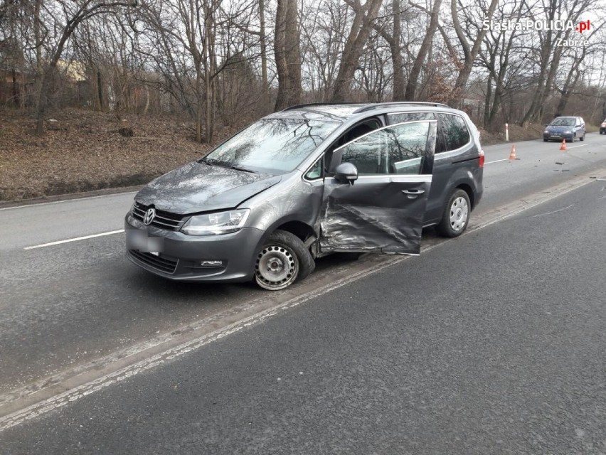 Wypadek na DK88 w Zabrzu. Kierowca volkswagena chciał zawrócić w niedozwolonym miejscu [ZDJĘCIA]