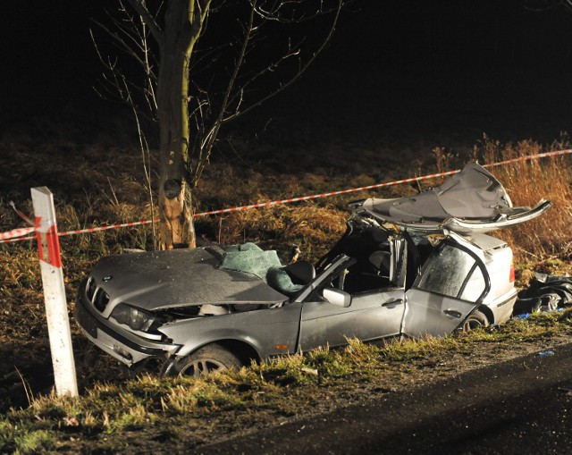 W Przedmieściu Dubieckim kierowca BMW stracił panowanie nad pojazdem, samochód wypadł z jezdni i prawym bokiem uderzył w drzewo.