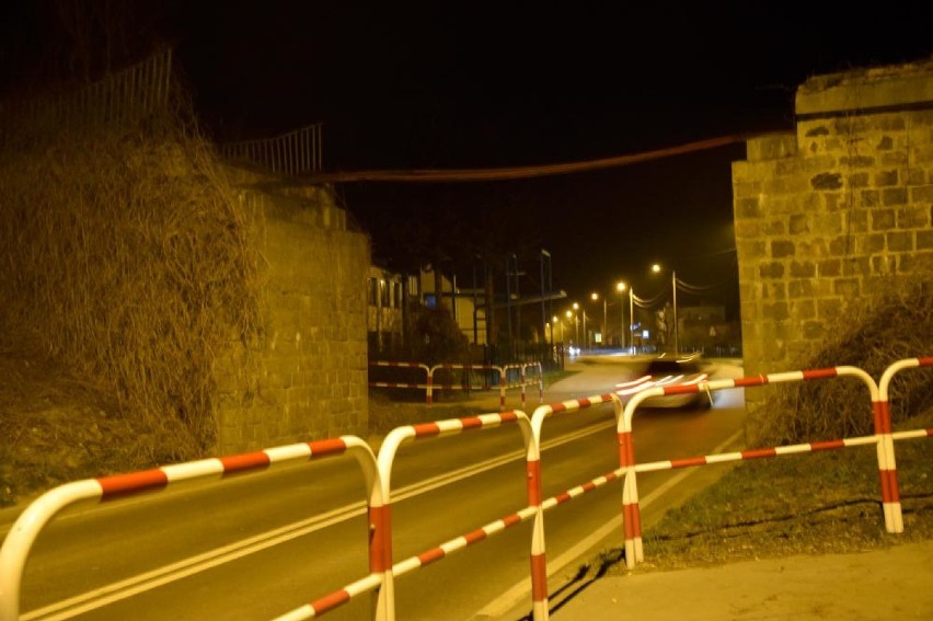 Wiadukt przy ul. Ofiar Gór Morzewskich w Chodzieży: Uszkodzony fragment został rozebrany (FOTO)