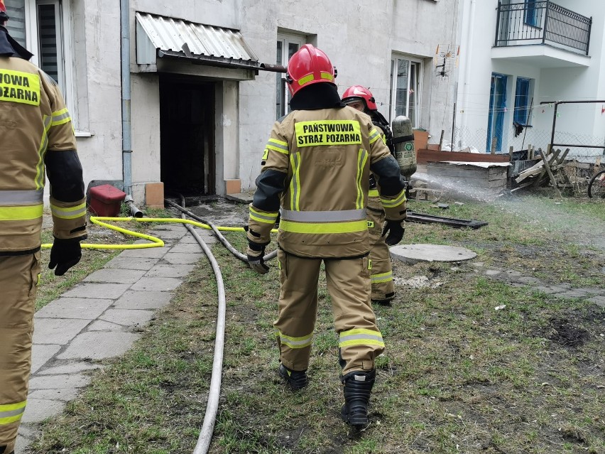 Pożar w budynku mieszkalnym przy ulicy Stodólnej we Włocławku. Ewakuowano mieszkańców [zdjęcia]