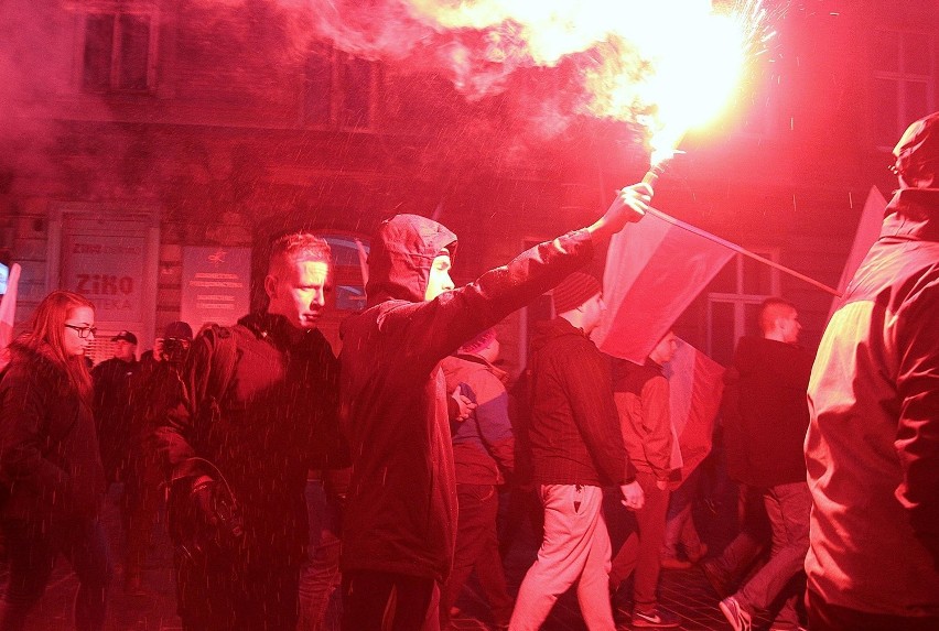 11 listopada w Krakowie. Marsz narodowców przeszedł ulicami miasta [NOWE ZDJĘCIA, WIDEO]