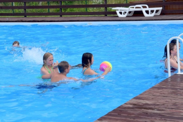 Żar lejący się od rana z nieba skłonił mieszkańców Starachowic i okolicy do szukania ochłody między innymi na basenach letnich. Zobacz, ile osób wybrało się tam w piątek 9 lipca.

WIĘCEJ ZDJĘĆ NA KOLEJNYCH SLAJDACH>>>


