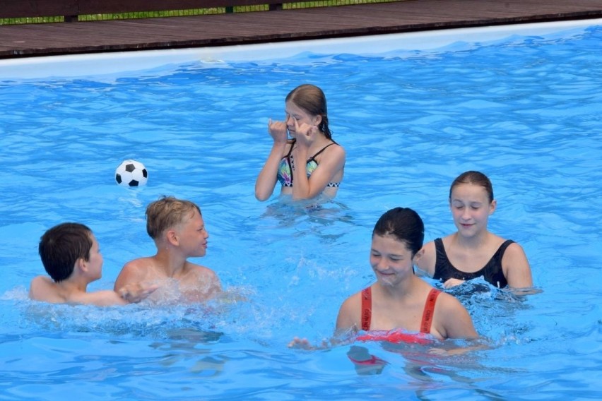Letnie baseny w Starachowicach w piątek 9 lipca. Zobacz, ile osób szukało tam ochłody [ZDJĘCIA]