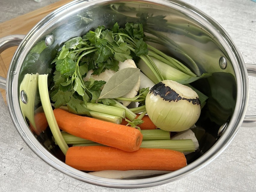 Przełóż wszystkie warzywa do garnka, dodaj natkę pietruszki,...
