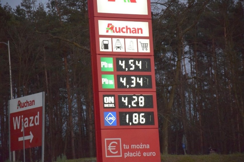 Zobacz też: Ceny ropy mocno w dół, co z cenami paliw na...