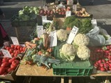 Ceny warzyw i owoców na żarskim targowisku przy ulicy Lotników. Tutaj kupicie już truskawki i szparagi