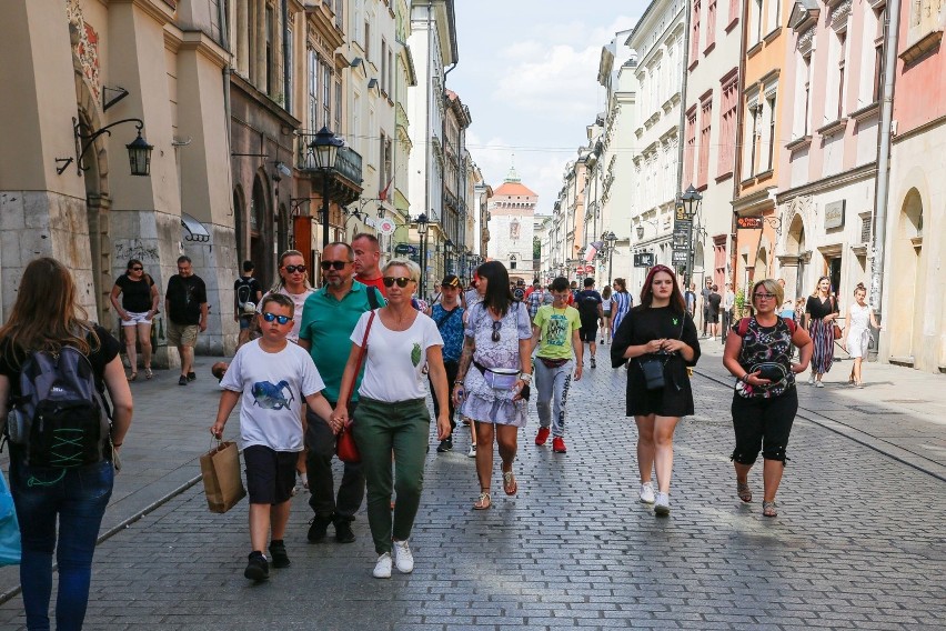 Miasto znów tętni życiem. Krakowianie chętnie spacerują po Rynku i Kazimierzu [ZDJĘCIA]