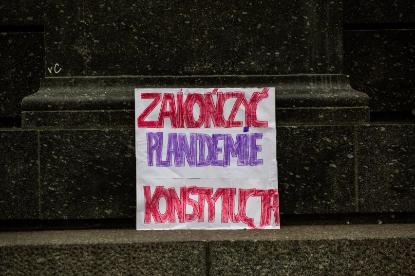 Protest antycovidowy w Krakowie