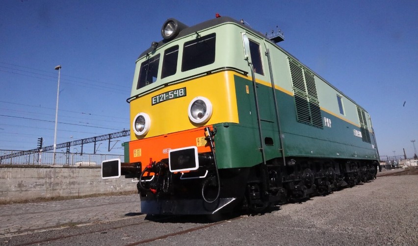 Legnica: Kolejna lokomotywa została ustawiona przy dworcu PKP, zobaczcie zdjęcia