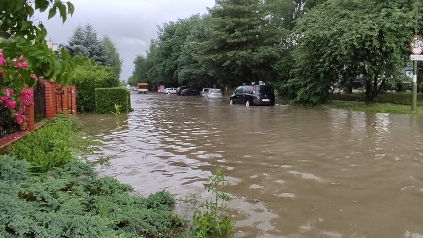 Gwałtowna ulewa przeszła nad Rzeszowem. Zalane ulice, parkingi, wybijające studzienki. Zobacz zdjęcia Internautów!