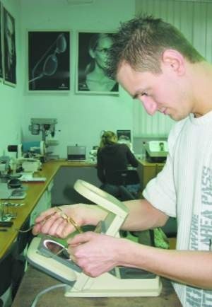 Fot. Marek Zając Studenci fizyki w laboratorium uczą się odpowiedniego przygotowania i kontroli okularów.