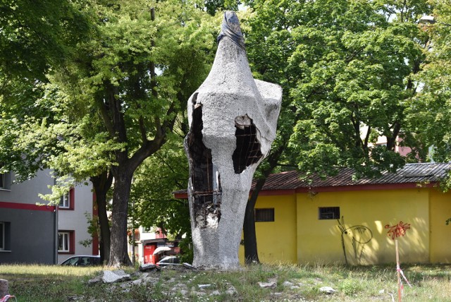 Rzeźba „Koguta” popada w ruinę