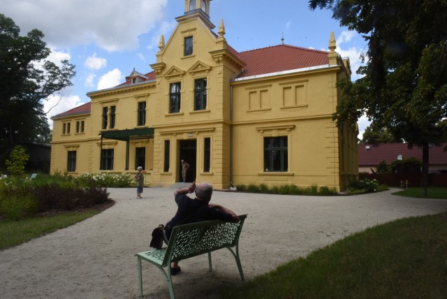 Pałac w Zielonej Górze Starym Kisielinie w zeszłym roku doczekał się remontu. Kierowniczka tutejszej filii Zielonogórskiego Ośrodka Kultury - Daria Landzwojczak-Sobiech już dziś zaprasza na pierwsze urodziny. A my zachęcamy do zobaczenia wnętrz obiektu.