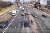 Wypadek na Radzymińskiej. Zderzenie trzech samochodów. Są ranni, na miejscu pracują cztery zastępy straży pożarnej