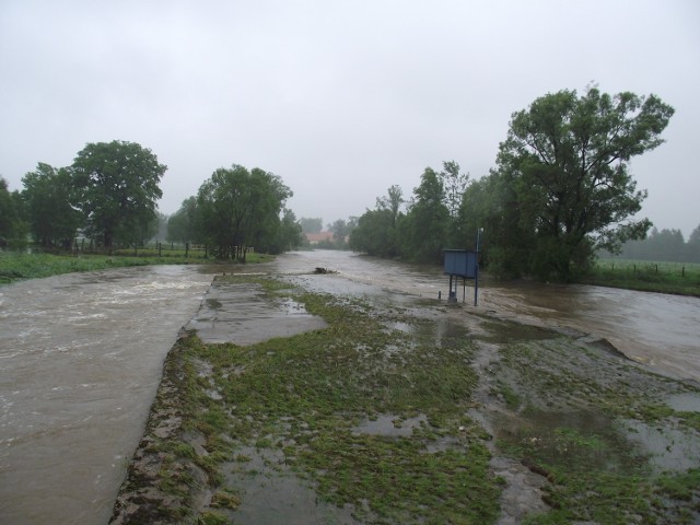 Powódź zniszczyła w Janowicach drogi i gpspodarstwa