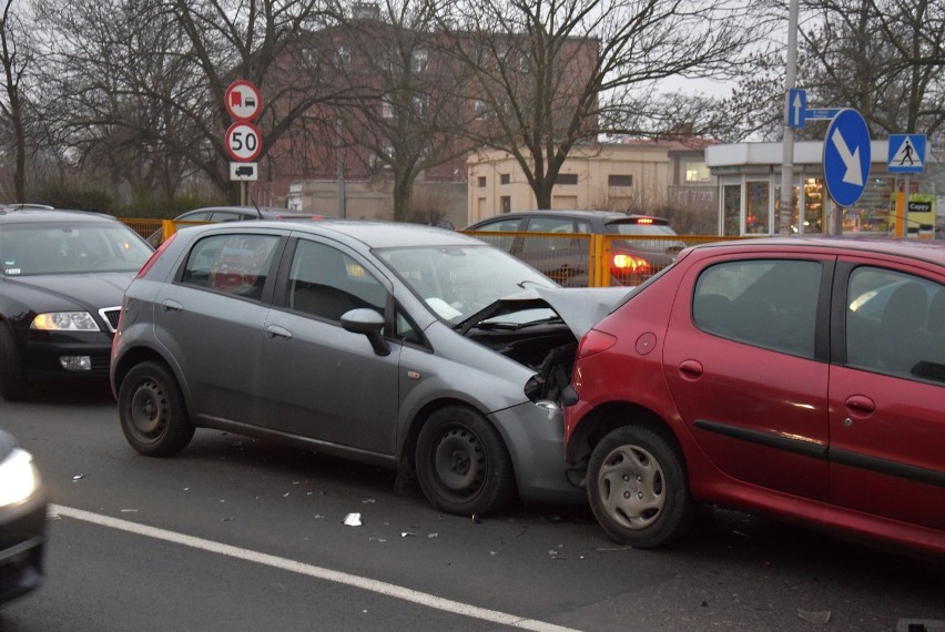 Wypadek w Kaliszu. Zderzenie trzech pojazdów na Wojska...