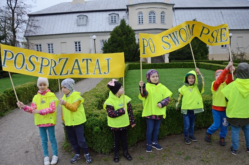 Przedszkolaki z Bełchatowa uczyły się, jak sprzątać z trawników "psie kupy" [ZDJĘCIA, FILM]
