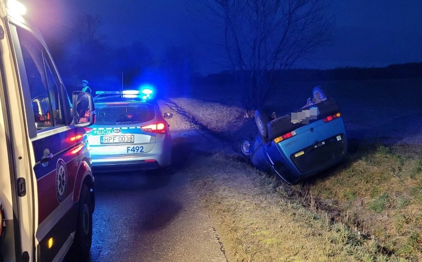 Wypadek w miejscowości Rożny. Kierowca cinquecento stracił panowanie nad pojazdem, auto dachowało