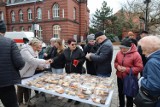 Sołtysi sprzedawali ciasta na ulicach Gniezna! Zbierali pieniądze na Oliwię