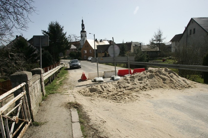 Zamknięty most w Pielgrzymce, trzeba jechać objazdami [ZDJĘCIA]