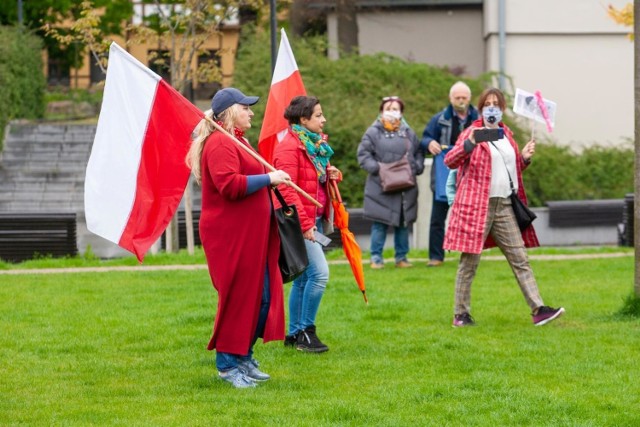W piątek bydgoszczanie spotkali się na spontanicznym prounijnym pikniku na Wyspie Młyńskiej w Bydgoszczy. Mieszkańcy przynieśli flagi Polski i Unii Europejskiej, odśpiewali też „Odę do radości”.